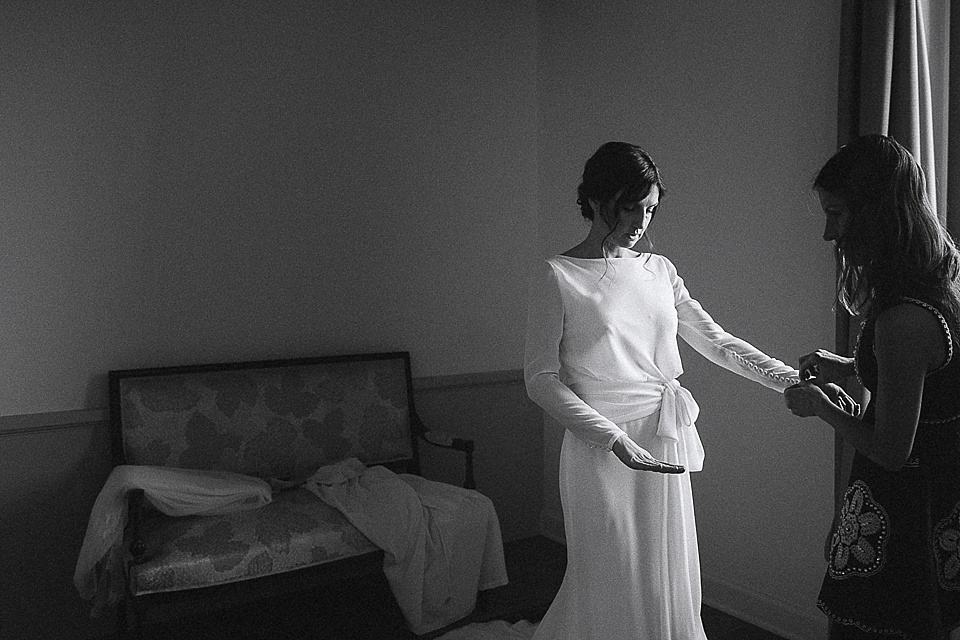 La sposa agitata prima della cerimonia La sposa agitata prima della cerimonia