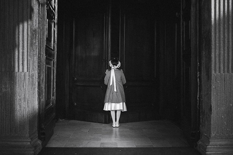 La piccola damigella curiosa, fotografia di matrimonio La piccola damigella curiosa, fotografia di matrimonio