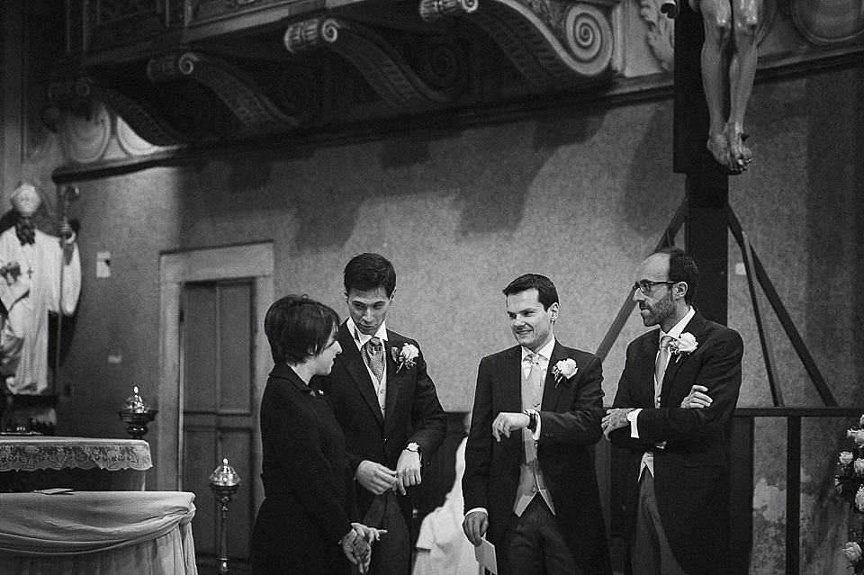 L'attesa della sposa durante un matrimonio invernale in franciacorta L'attesa della sposa durante un matrimonio invernale in franciacorta