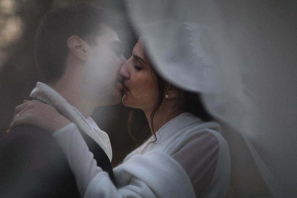 Ritratto degli sposi a colori: il bacio Ritratto degli sposi a colori