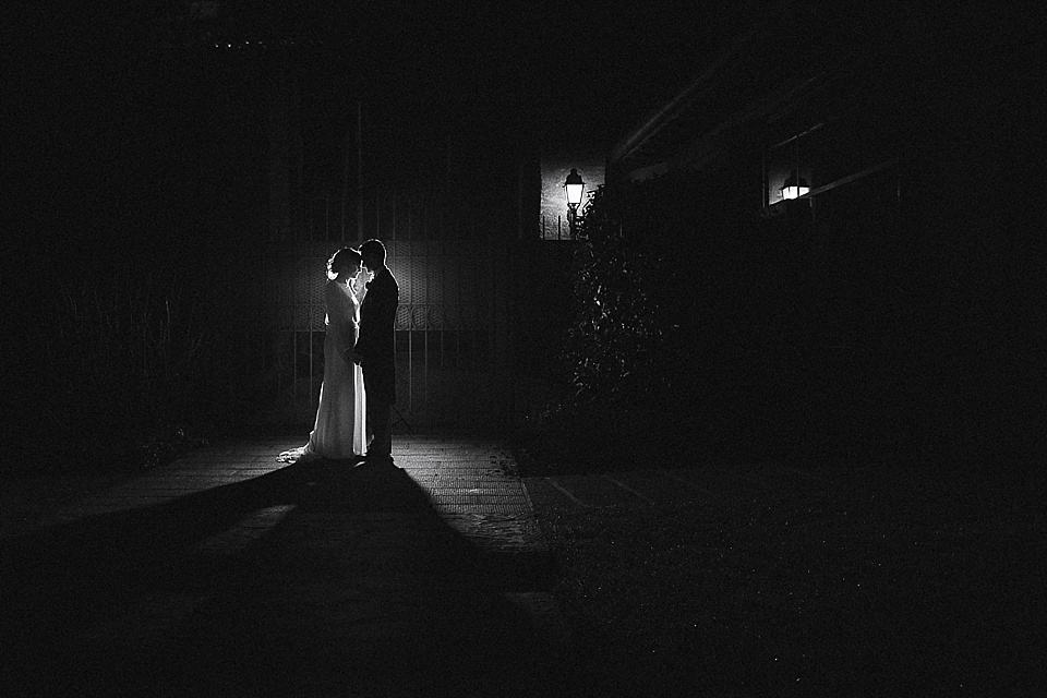 Fotografia di ritratto con flash matrimonio invernale in franciacorta: ritratto degli sposi